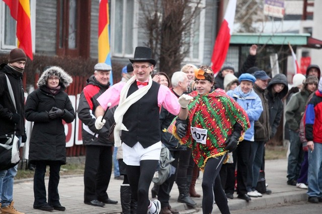 Andrzej Zieniewicz w balowym stroju jest wizytówką corocznego Biegu Sylwestrowego w Białymstoku