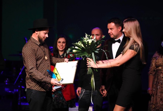 Opole po raz 25. przyznało nagrody tw&oacute;rcom kultury. Tegoroczna edycja konkursu była rekordowa, bo w siedmiu kategoriach zgłoszono aż 49 kandydatur. Uroczysta gala odbyła się w czwartek (25.11) w Opolskim Teatrze Lalki i Aktora. Gwiazdą wieczoru był Michał Bajor.