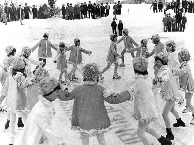 Luty 1979 r. W takich strojach "Królowej Zimy" przez ponad 20 lat występowały kolejne zespoły "Śnieżynek", które tworzyły dziewczęta z Olecka.