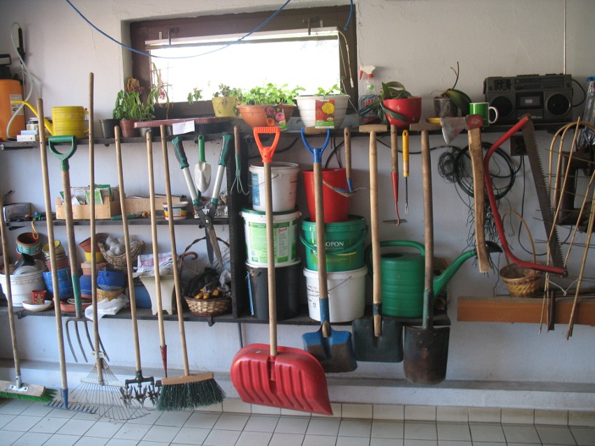 Narzędzia ogrodnicze w garażu...