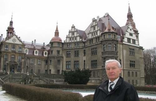 - Zamek ma teraz inne kolory - pokazuje Kazimierz Grodzki. (fot. Beata Szczerbaniewicz)