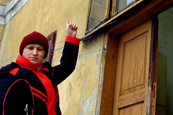 - Przed wejściem do budynku spadają kawałki cegieł i dachówki na głowy mieszkańców - mówi Dorota Buczkowska.