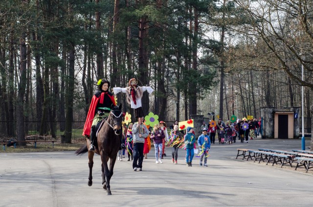 Barwna parada przemaszerowała przez Ćmielów by pożegnać zimę i przywitać wiosnę.