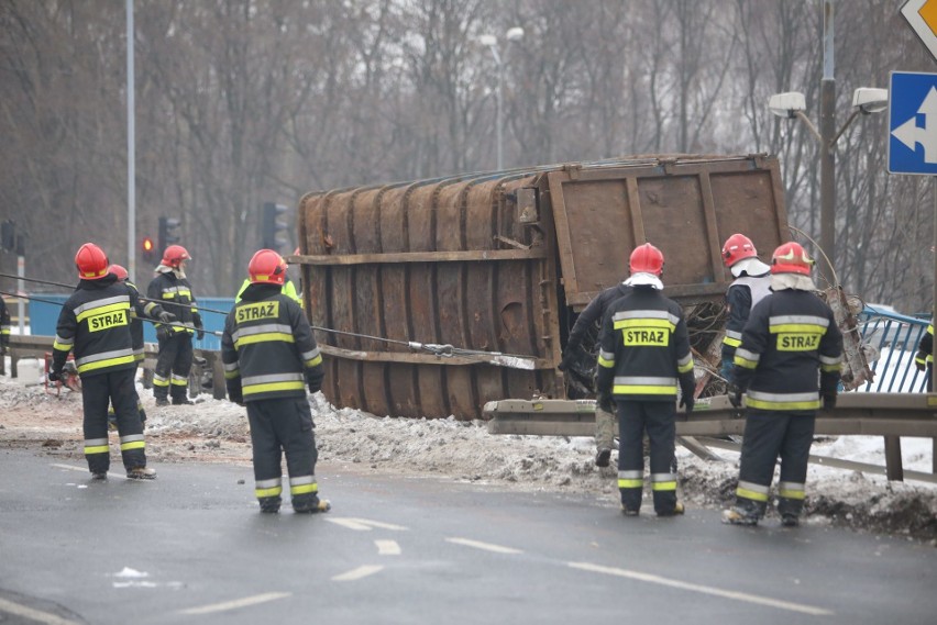 Wypadek w Świętochłowicach. Ciężarówka ze złomem wywróciła...