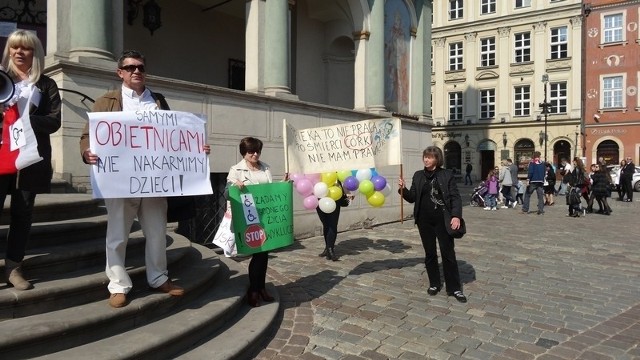 Demonstracja rodziców niepełnosprawnych dzieci na Starym Rynku