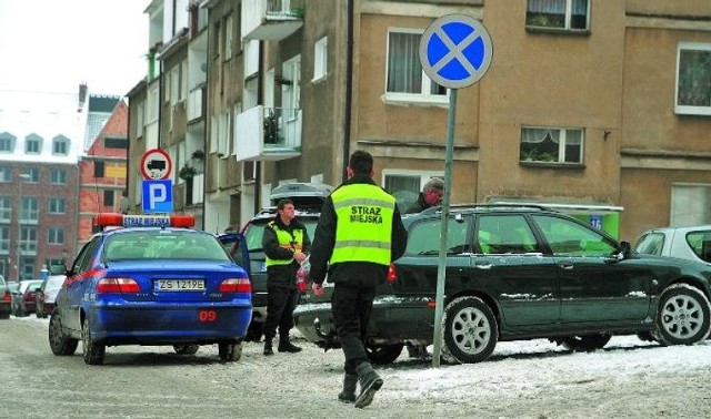 Na podzamczu brakuje parkingów. Podobnie, jak w całym mieście. Ale te rejony miasta mają tę przewagę nad innymi miejscami, że pod estakadą znajdują się duże parkingi płatne i bezpłatne. Bardzo często na parkingach bezpłatnych jest sporo wolnych miejsc na auta. A mimo to, kierowcy chętniej stawiają samochody na chodnikach.