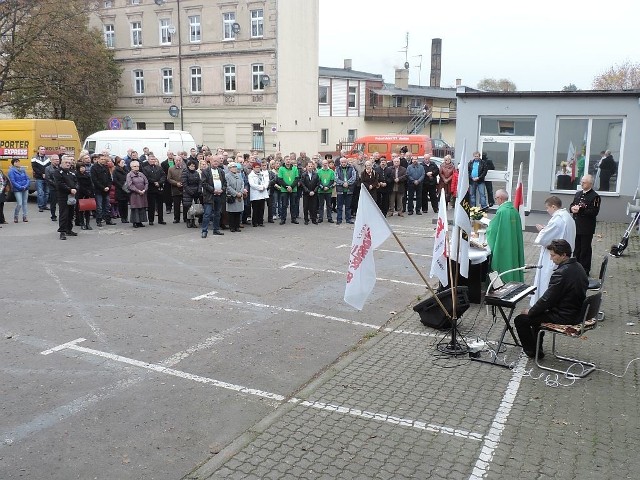 Mszę świętą w intencji głodujących pracowników odprawił przed biurowcem Solino ks. proboszcz Rafał Wnuk