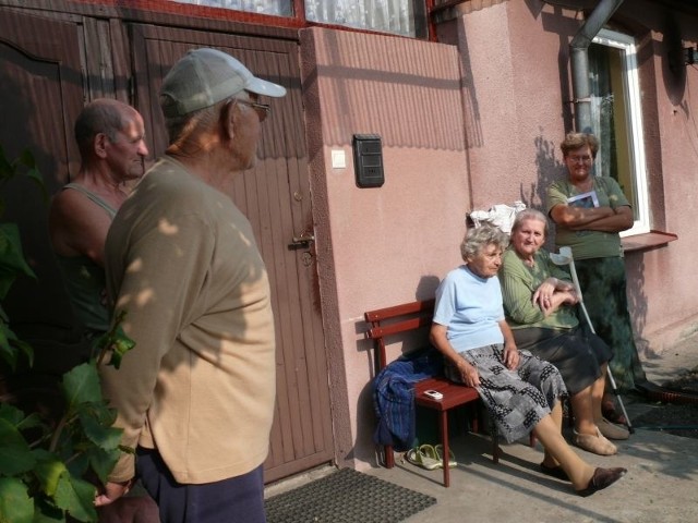 Mieszkańcy ulicy Dojazd w Jędrzejowie czekają na wodę. Wśród ludzi odciętych od wody były głównie osoby starsze, które nie dawały rady donosić sobie wody w wiadrach.