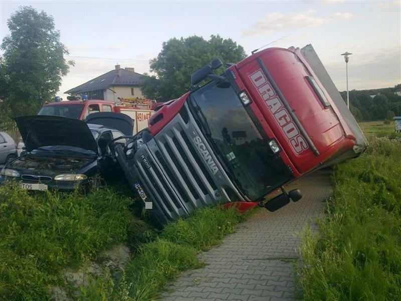 Zderzenie z ciężarówką w Lubieni! Dwie osoby w szpitalu
