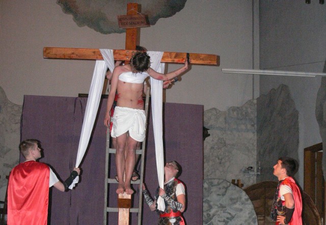 Misterium pasyjne w wykonaniu skarżyskiej młodzieży było bardzo sugestywne. Na zdjęciu scena zdjęcia ciała Jezusa z krzyża.