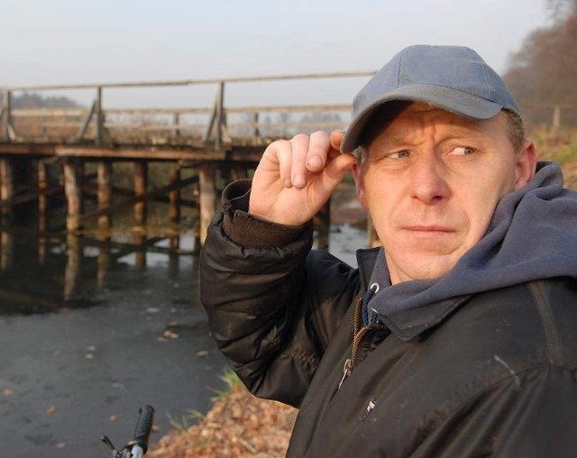 Marek Wojciechowski przejeżdża przez ten most na rowerze. I zastanawia się czy wytrzyma on ciężar auta z drewnem (fot. Mariusz Kapała)