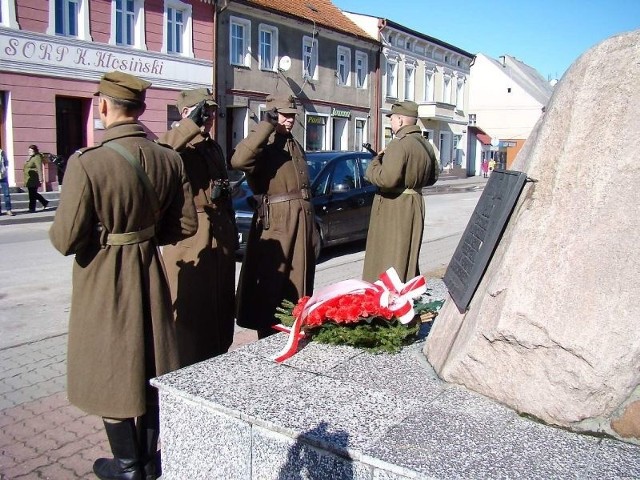 Kwiaty złożono pod tablicą upamiętniającą gen. Dąbrowskiego