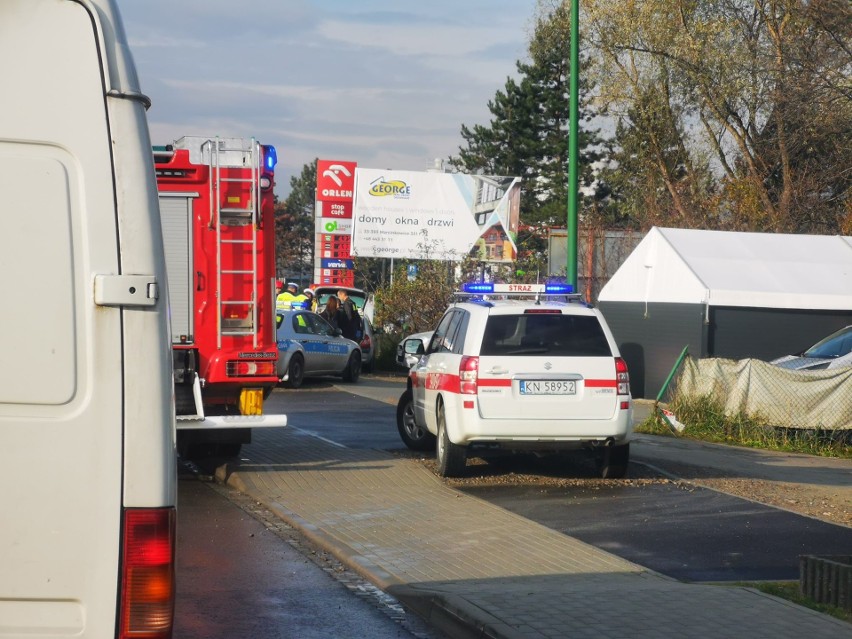 Nowy Sącz wypadek. Mężczyzna zasłabł za kierownicą. Jego auto uderzyło w metalowy słup