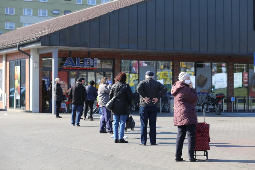 Godziny dla seniorów działają? Klienci w odstępach co 1,5 m