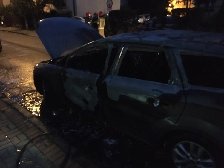 W pożarze spłonął ford, który stał zaparkowany na ulicy...
