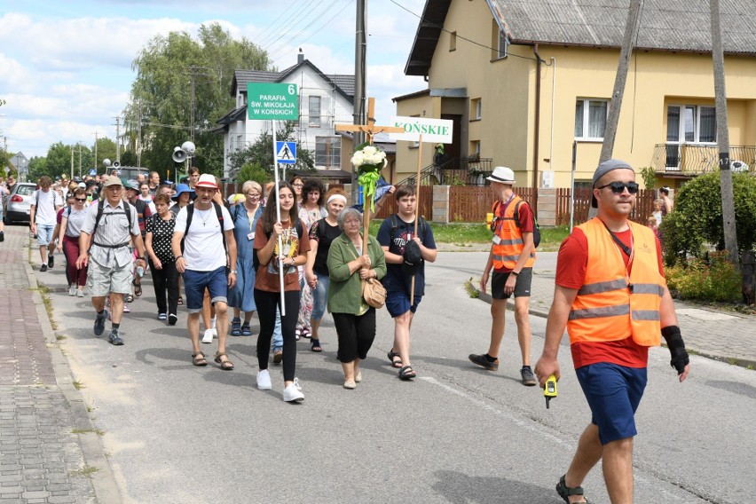 Pielgrzymka na Jasną Górę wyruszyła z Końskich. Zobacz zdjęcia