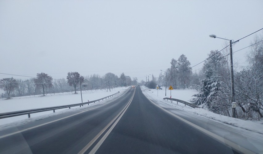 Niż Brygida i atak zimy w powiecie opatowskim. Zasypane drogi, trzeba jeździć ostrożnie. Zobaczcie zdjęcia