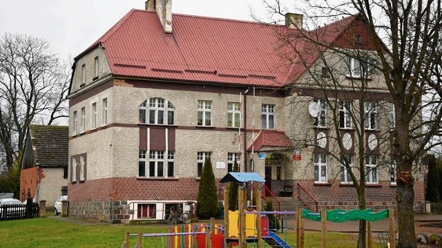 Budynek SP Mieszałki. Wszystko wskazuje, że od września zostanie tu garstka dzieci nauczania początkowego. Chyba, że wypali pomysł przekształcenia podstawówki w szkołę niepubliczną