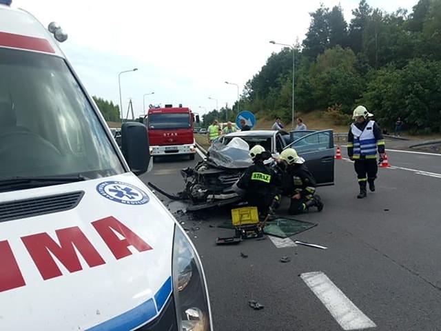 Do zderzenia samochodów doszło w sobotę, 14 lipca, na drodze S3 koło Skwierzyny. Zderzyły się fiat ducato i toyota, w której jechało maleńkie dziecko.Do wypadku doszło przy wjeździe na S3 w kierunku Międzyrzecza. Kierujący fiatem ducato nie ustąpił pierwszeństwa i wjechał pod toyotę. Doszło do zderzenia. W toyocie jechało maleńkie dziecko, które zostało zabrane do szpitala na badania.Na miejsce przyjechały służby ratunkowe, w tym OSP Skwierzyna. Strażacy najpierw zajęli się osobami uczestniczącymi w kraksie, a potem, gdy międzyrzecka policja zakończyła dokumentację zderzenia, sprzątnęli jezdnię. Uwaga kierowcy! Korki na drodze ekspresowej S3 w okolicy GorzowaZobacz wideo: NIEBEZPIECZNE ZAWRACANIE NA DRODZE S3