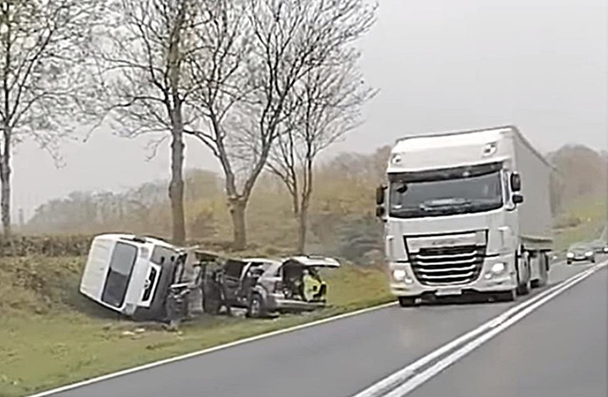 Na trasie Stargard - Suchań przewrócił się samochód z lawetą przewożącą auto ZDJĘCIA