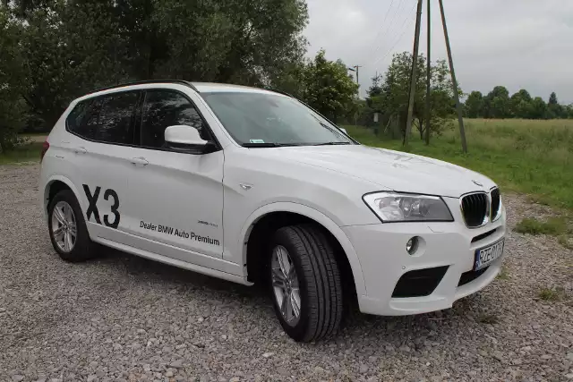 Rynkowy debiut BMW X3 miał miejsce podczas targów motoryzacyjnych we Frankfurcie w 2003 roku. Rok później do sprzedaży trafiła jego pierwsza generacja oznaczona symbolem E83. Wiele rozwiązań technicznych, głównie napędowych Niemcy zaczerpnęli z większego modelu X5 / Fot. Bartosz Gubernat