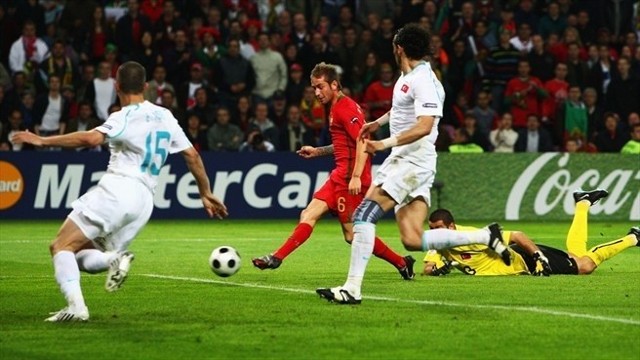 Raul Meireles strzela drugiego gola dla Portugalii w pierwszym grupowym spotkaniu z Turcją.