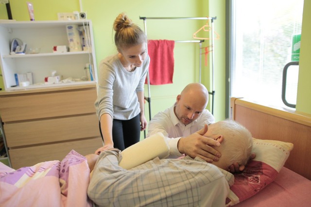 Magdalena Wajsprych mówi, że dzięki rehabilitacji prowadzonej przez dr. Bilińskiego stan taty poprawia się.