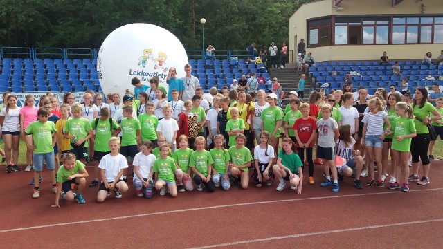 Uczestnicy zawodów na stadionie MOSiR w Kielcach. Były to regionalne eliminacje Nestle Cup.