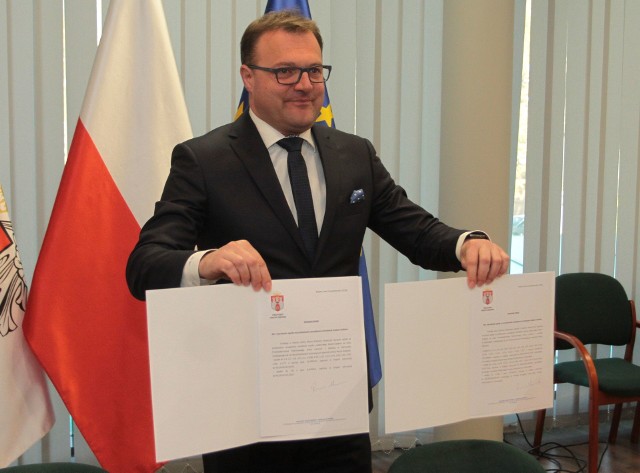 We wtorek prezydent Radosław Witkowski podpisał oświadczenie przekazujące zarząd nad lotniskiem na Sadkowie nowemu właścicielowi.