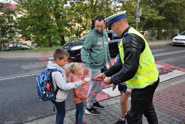Akcja Bezpieczna droga do szkoły z udziałem policjantów i uczniów  Zespoły Szkolno-Przedszkolnego w Modlnicy