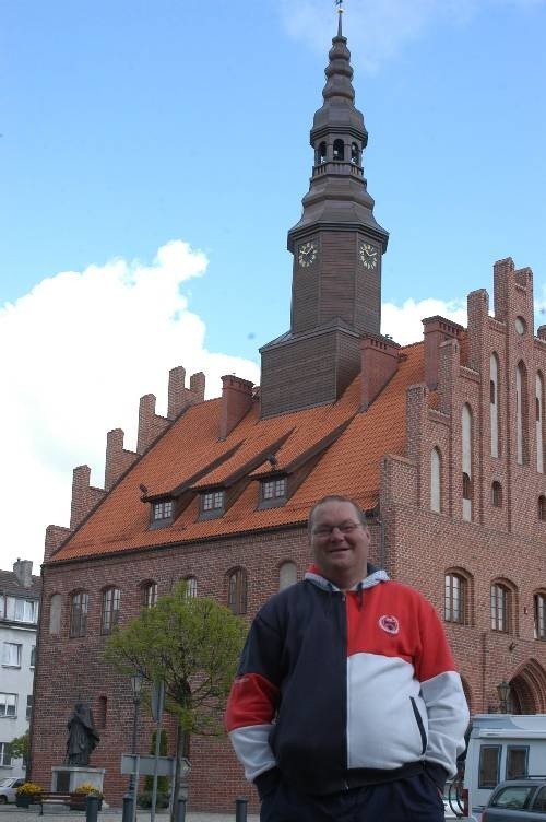 Nie! Won z Morąga - protestuje przed ratuszem Janusz Zemlo.