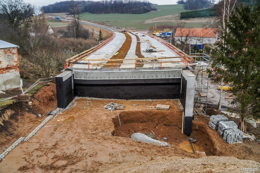 Budowa obwodnicy Bolkowa. Koparki nie dały rady skale, w ruch idą materiały wybuchowe (ZDJĘCIA)