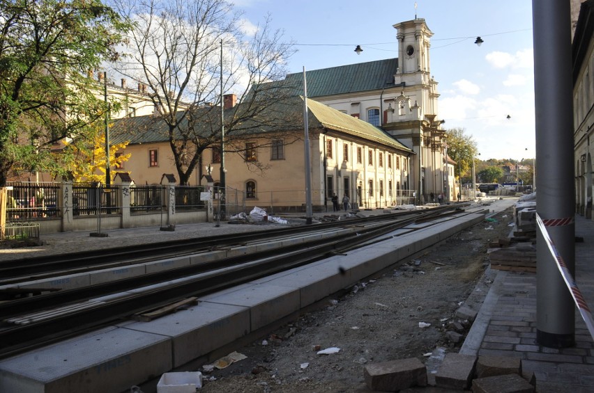 Kraków. Na ul. Krakowskiej trwa montaż rozjazdu i remont mostu