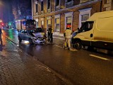 Groźny wypadek w centrum Wieliczki. Zderzyły się czołowo samochody dostawczy i osobowy