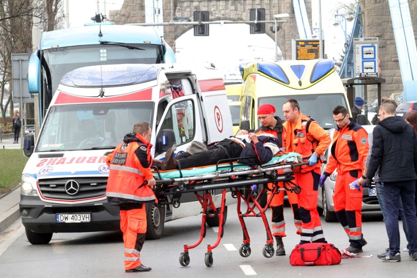 Wypadek na placu Grunwaldzkim. Pieszy potrącony przy moście, biegł na przystanek (ZDJĘCIA)