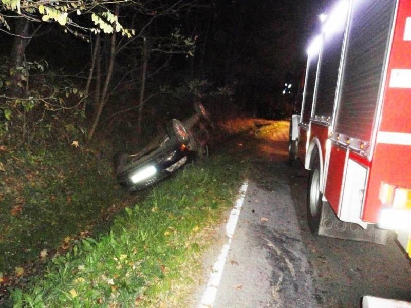 Krynica-Zdrój. Dachowanie samochodu osobowego w Polanach. Na drogę wbiegła sarna