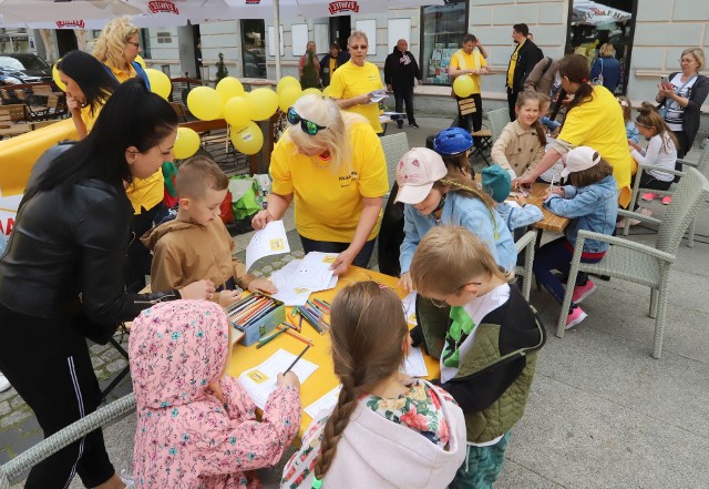 Stowarzyszenie Polska 2050 Szymona Hołowni w związku ze zbliżającym się Dniem Dziecka zorganizowało w centrum Radomia wydarzenie "Radomski Spontan". Organizatorzy przygotowali szereg atrakcji i niespodzianek dla najmłodszych. Na milusińskich czekały liczne konkursy z nagrodami. W programie były zabawy, bańki mydlane, zaplatanie warkoczy a także darmowa cukrowa wata. Impreza odbyła się na Placu Konstytucji 3 Maja. Zobacz kolejne zdjęcia >>>