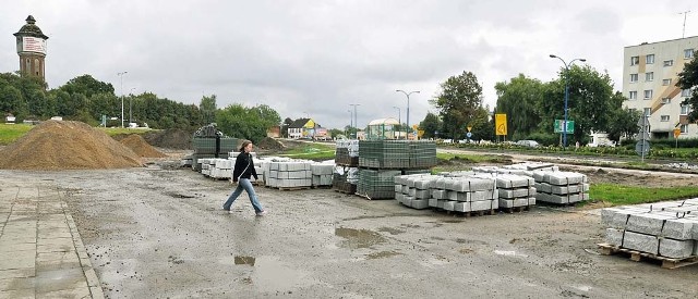 Mieszkańcy osiedla Rzeczna jeszcze przez kilka miesięcy muszą się przemęczyć z takim sąsiedztwem. Potem będą mieli wyremontowane nie tylko drogi główne, ale i osiedlowe uliczki.