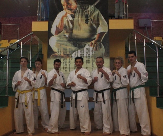 Reprezentanci Ostrowskiego Klubu Karate Kyokushin z shihan Hitoshi Kiyama 5 dan (w środku).