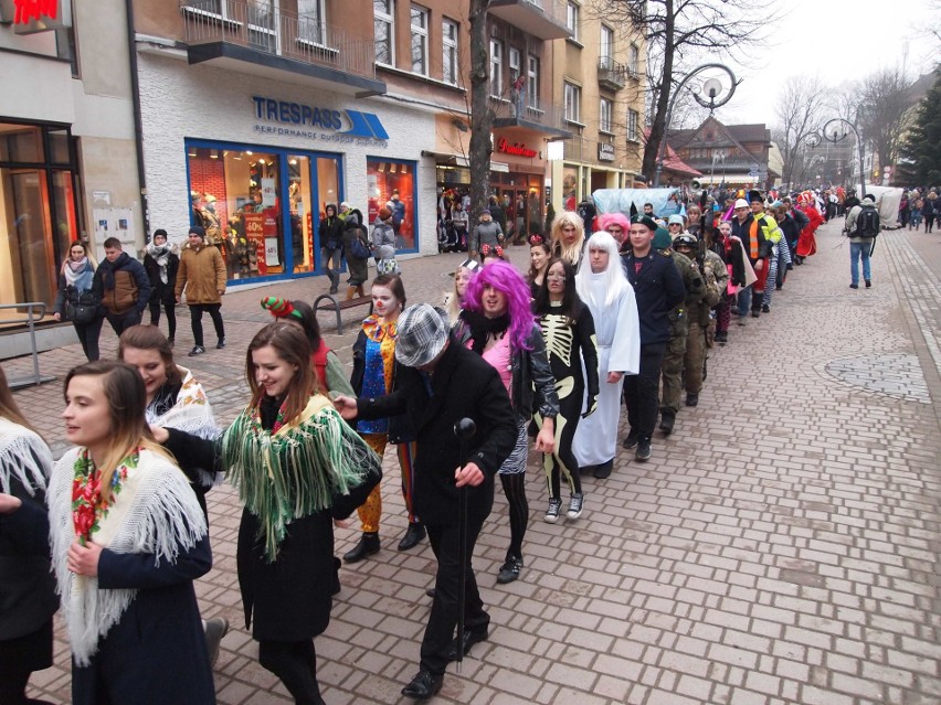 Zakopane. Maturzyści zatańczyli poloneza na Krupówkach [ZDJĘCIA,WIDEO]