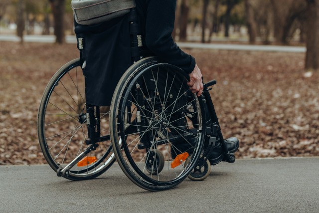 Osoby niepełnosprawne mogą korzystać z ulg takich jak: ulga rehabilitacyjna, ulga na podróże PKP czy zwolnienie z abonamentu RTV.