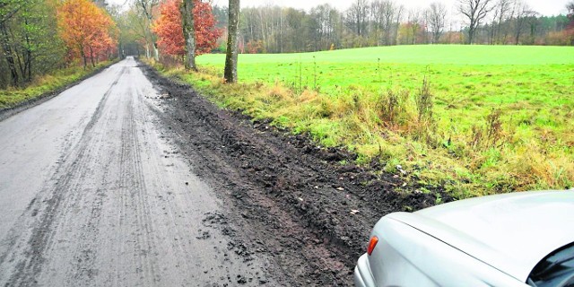 Tak wygląda pobocze drogi powiatowej między Nowym Chwalimiem a rozjazdem na Iwin i Radomyśl. Zniszczenia to efekt objazdu,  jaki od początku listopada zorganizowano tu na czas remontu na trasie Szczecinek - Barwice