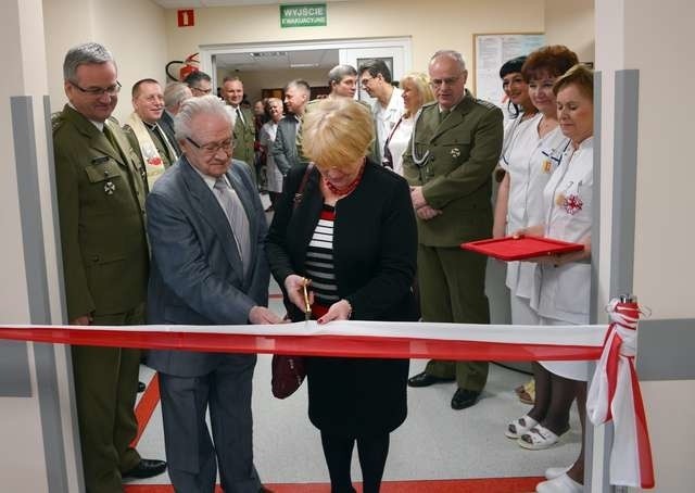 Zakończenie remontu zwieńczyło symboliczne przecięcie wstęgi. Rozpoczęła je Ewa Kowalska, przewodnicząca Okręgowej Izby Pielęgniarek i Położnych, członek rady społecznej szpitala