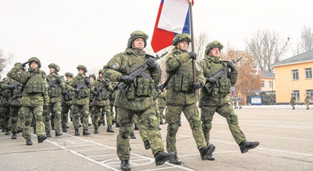 13 stycznia 2022 r., Ałmaty - rosyjscy żołnierze sił pokojowych Organizacji Układu o Bezpieczeństwie Zbiorowym biorą udział w ceremonii rozpoczęcia wycofywania wojsk interweniujących podczas zamieszek w Kazachstanie