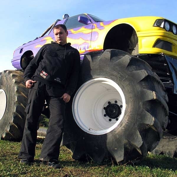 Takim autem wszędzie można dojechać. Nz. konstruktor monster trucka Przemysław Kołtun z Dynowa.