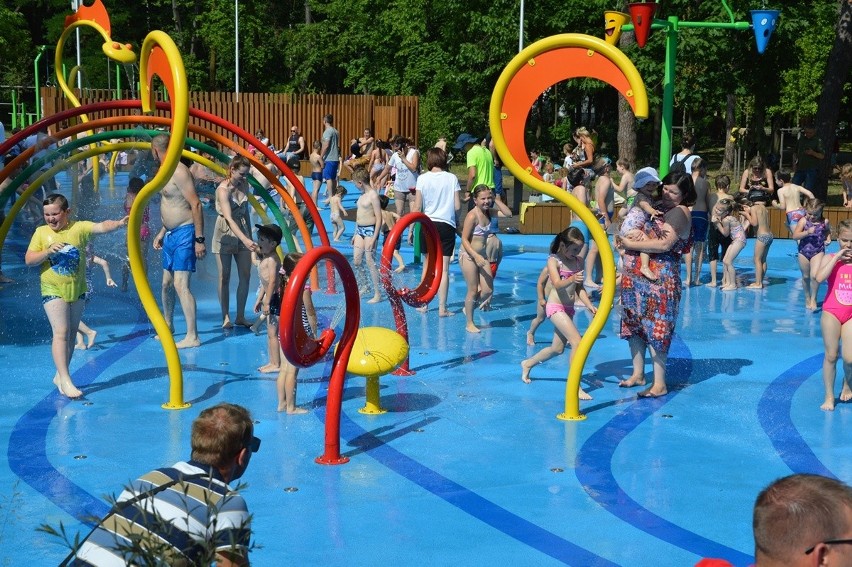 Tłumy w wodnym parku zabaw w Stalowej Woli. Przedłużono godziny otwarcia [ZDJĘCIA]