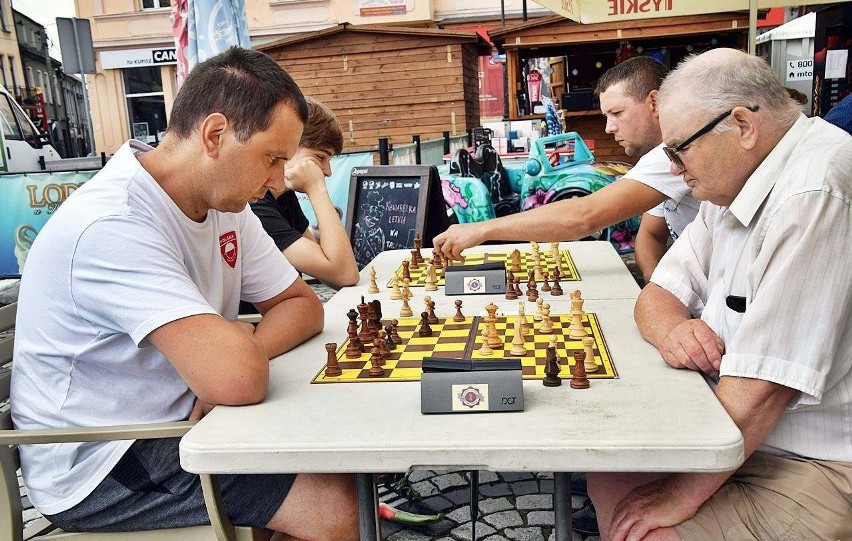 Turniej szachowy na rynku w Nakle szczęśliwy dla graczy z...
