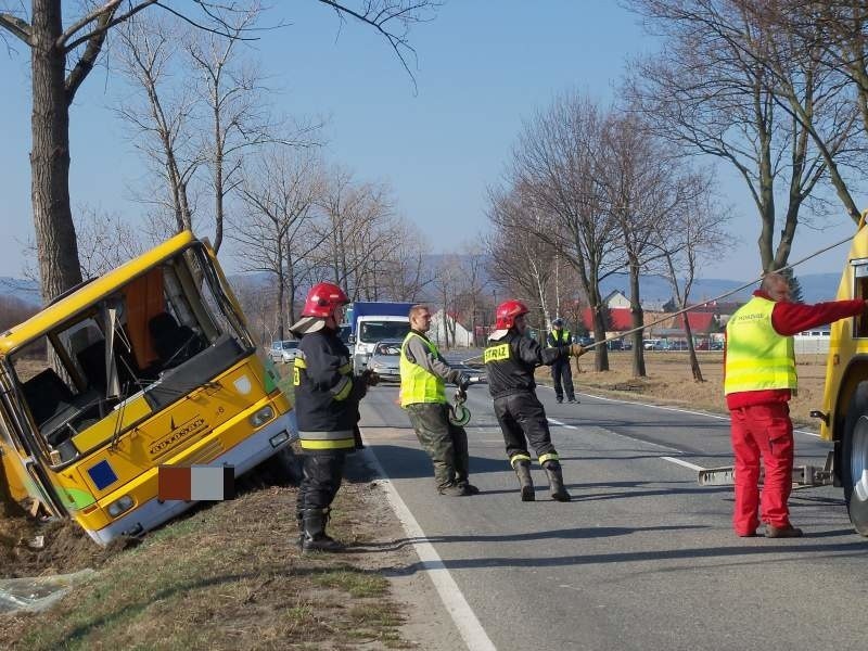 Wypadek autobusu pod Nysą na drodze krajowej 46....