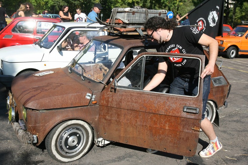 Zlot fiatów 126 p w Łodzi. Konkurs jazdy sprawnościowej na Motodromie [ZDJĘCIA, FILM]