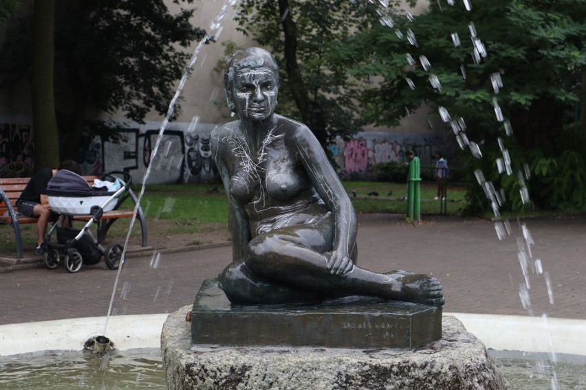 Wandale zniszczyli rzeźbę w fontannie znajdującej się w Pasażu Rubinesteina. Zobacz, co na Urząd Miasta i Straż Miejska 
